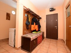 Giurgeni, 1 Decembrie, 4 camere decomandat, etaj 1, centrala, boxa